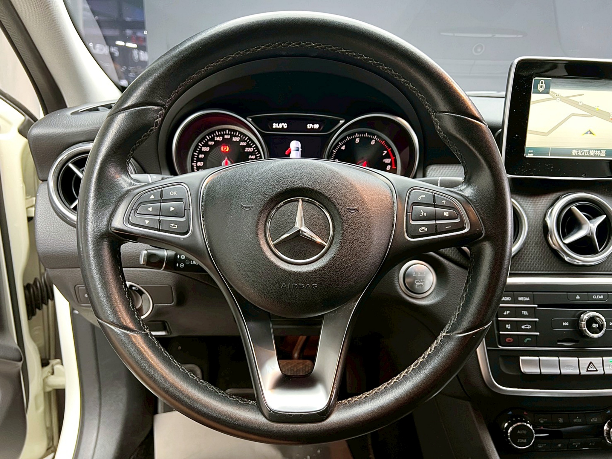 全台到府賞車 2017/18 Benz GLA180 X156型『小李經理』元禾國際車業/中古車/促銷中  第11張相片