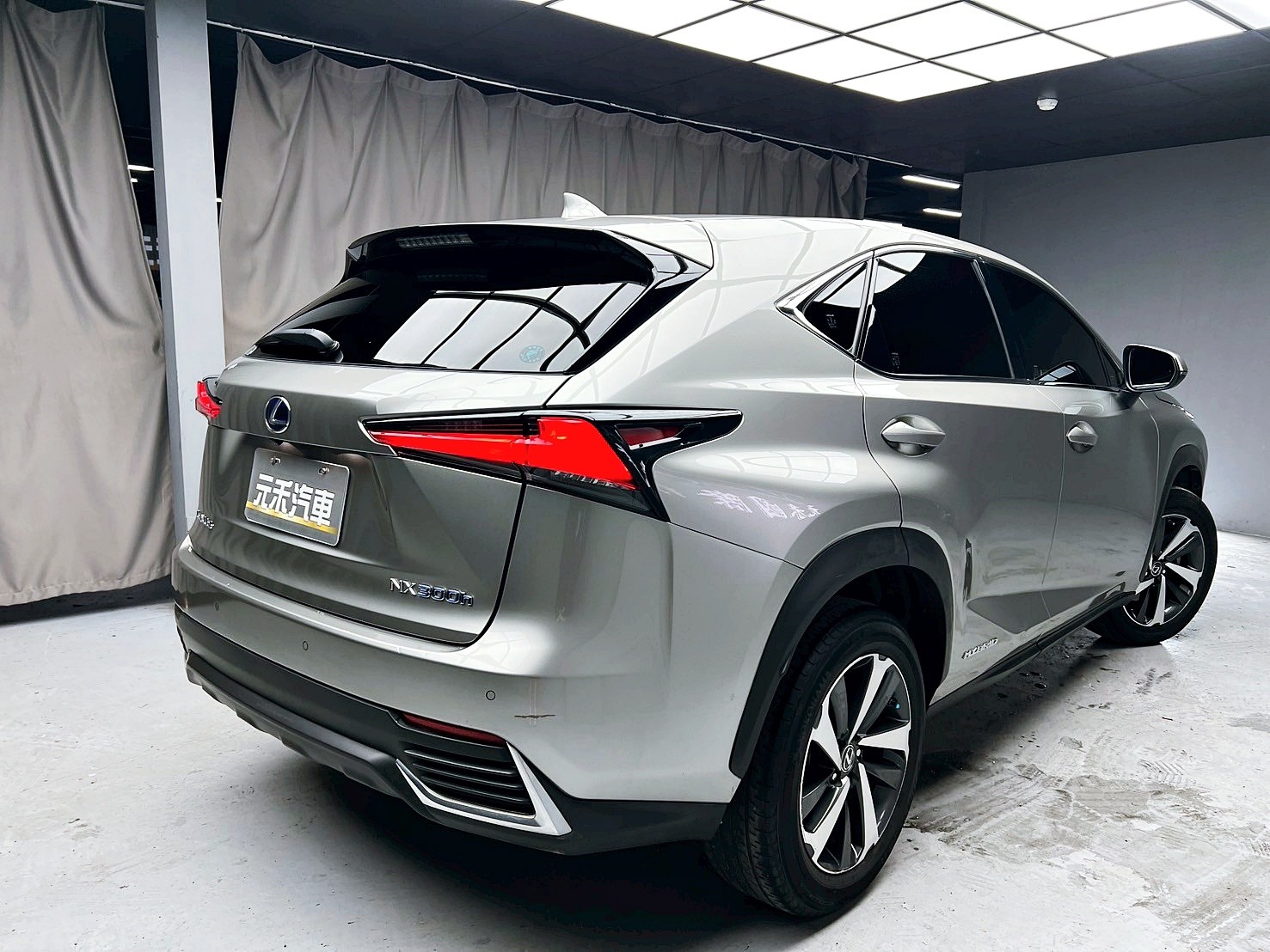 全台到府賞車 2017/18 Lexus NX300h 豪華版『小李經理』元禾國際車業/中古車/促銷中  第18張相片