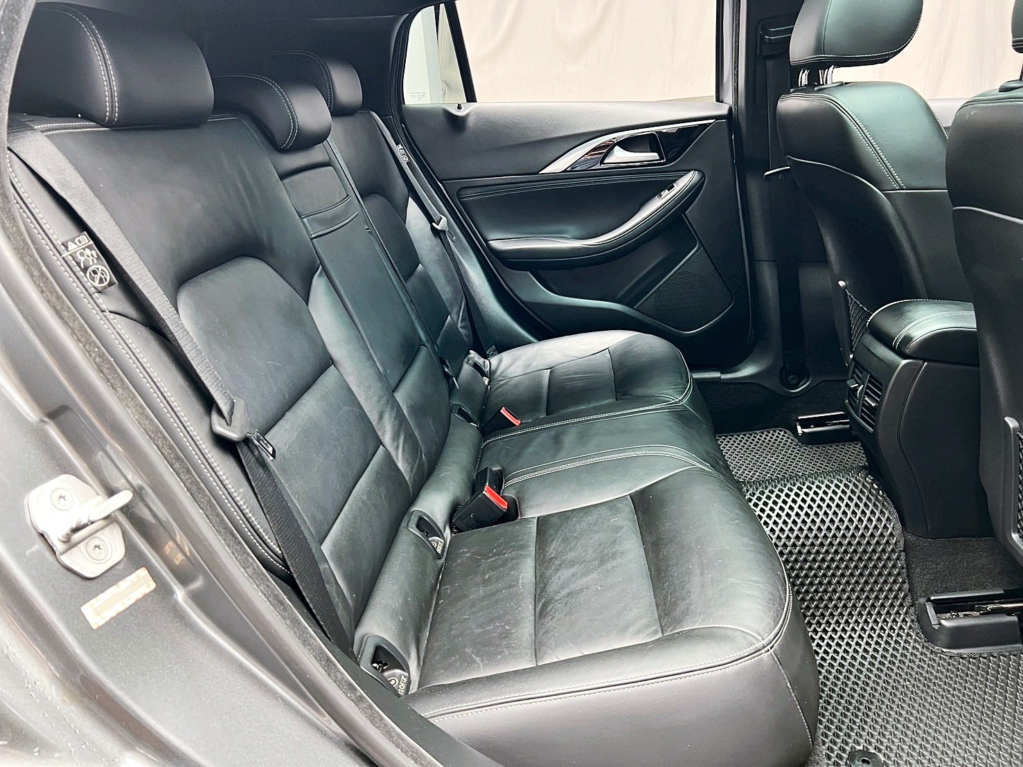 全台到府賞車 2017 Infiniti Q30 風尚版『小李經理』元禾國際車業/中古車/促銷中  第12張相片