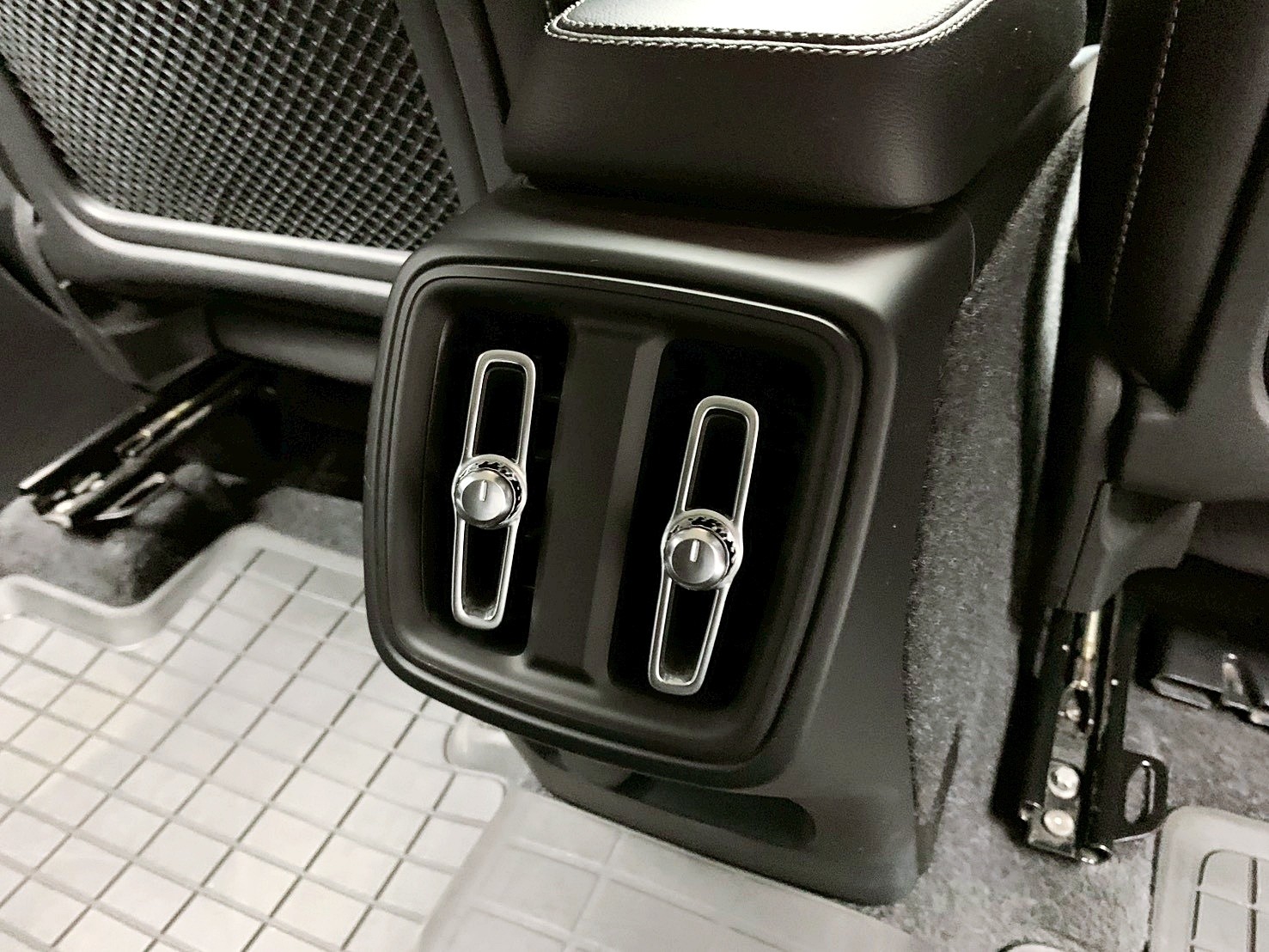 全台到府賞車 2018/19 Volvo XC40 T4 Momentum『小李經理』元禾國際車業/中古車/促銷中  第11張相片