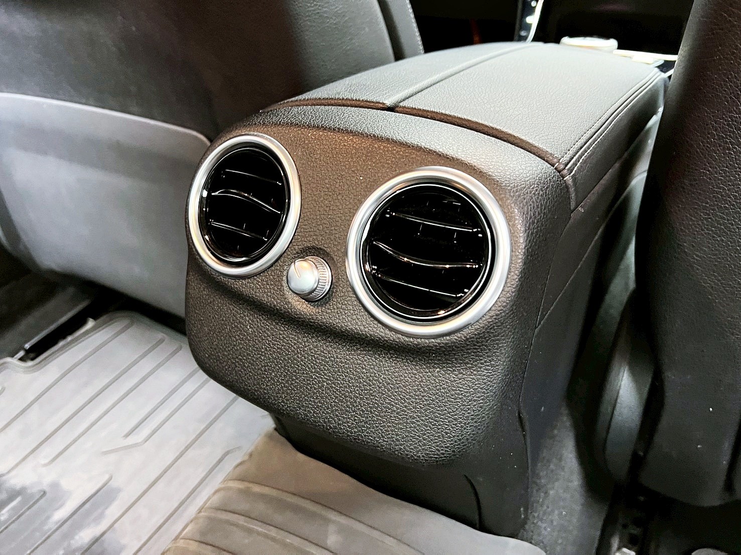 全台到府賞車 2018/19 Benz C180 Sedan 進化版 W205型『小李經理』元禾國際車業/中古車/促銷中  第11張相片