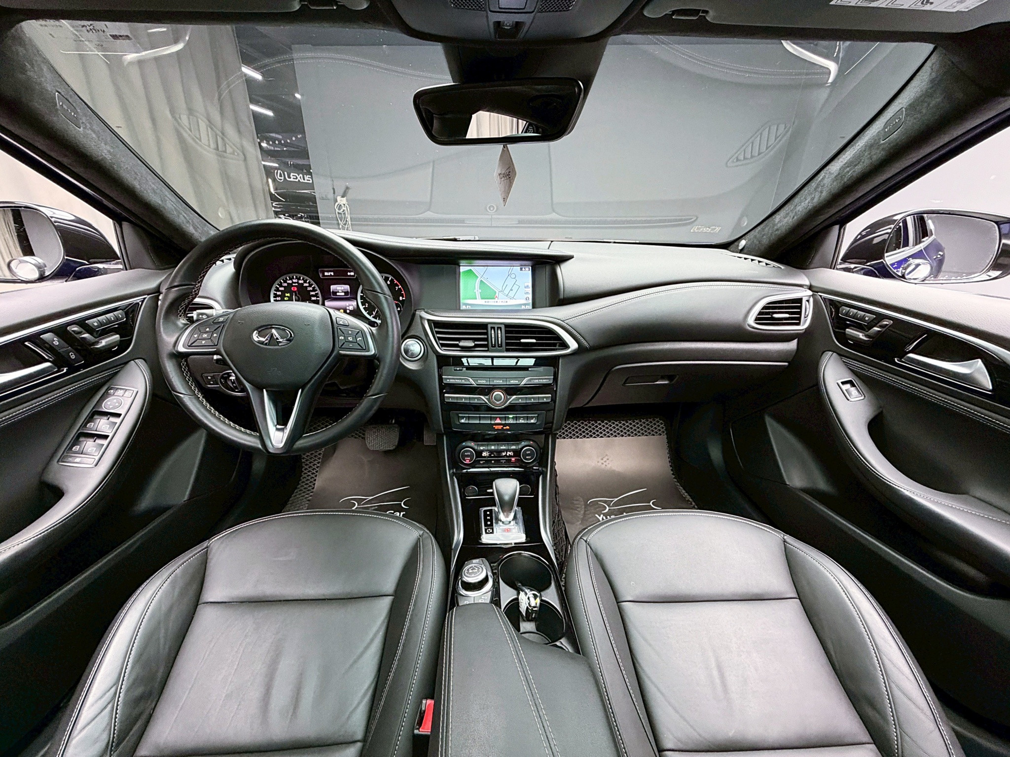 全台到府賞車 2018 Infiniti Q30 風尚版『小李經理』元禾國際車業/中古車/促銷中  第11張相片