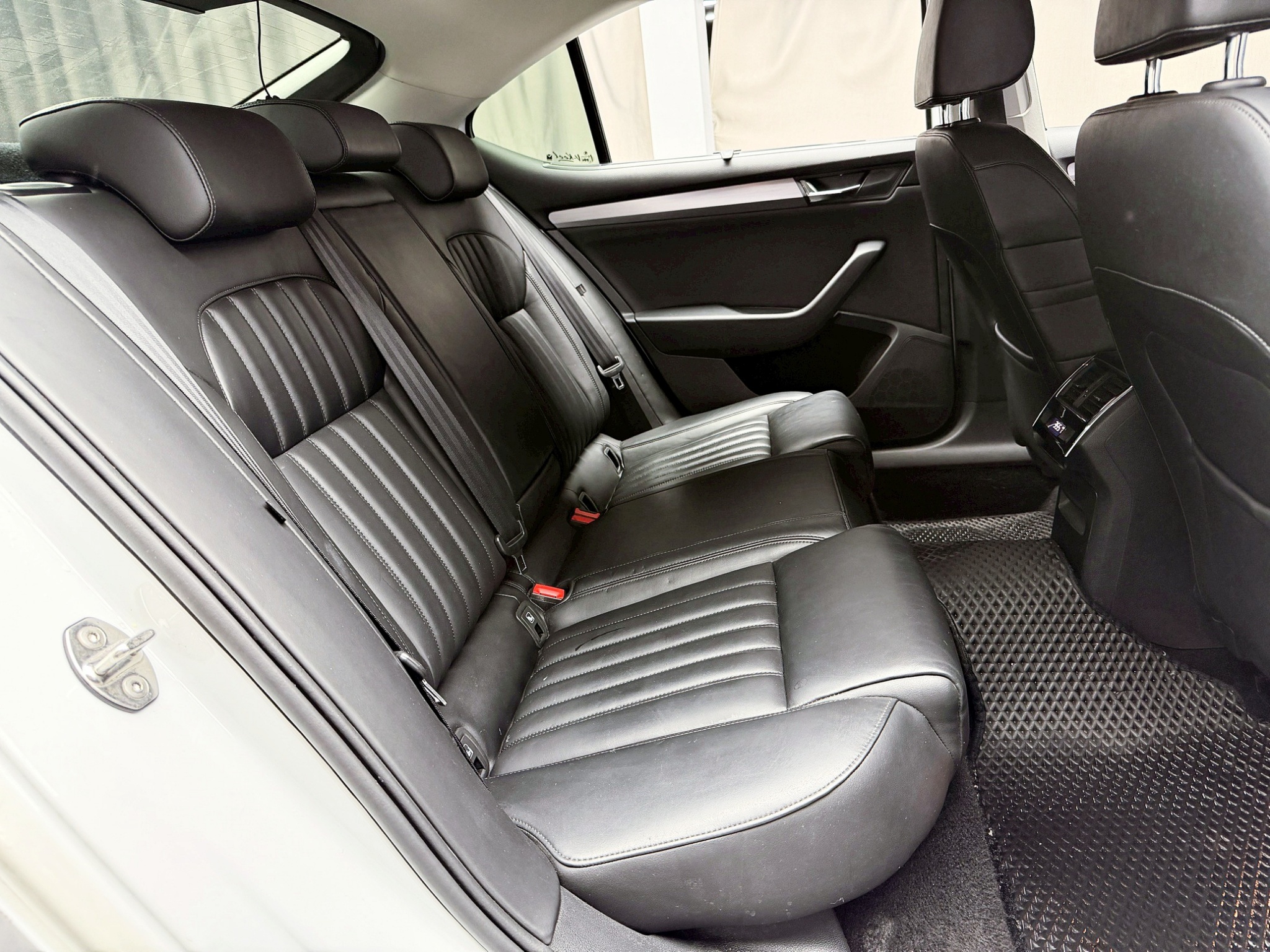 全台到府賞車 2018 Skoda Superb Sedan TSI 菁英版『小李經理』元禾國際車業/中古車/促銷中  第12張相片