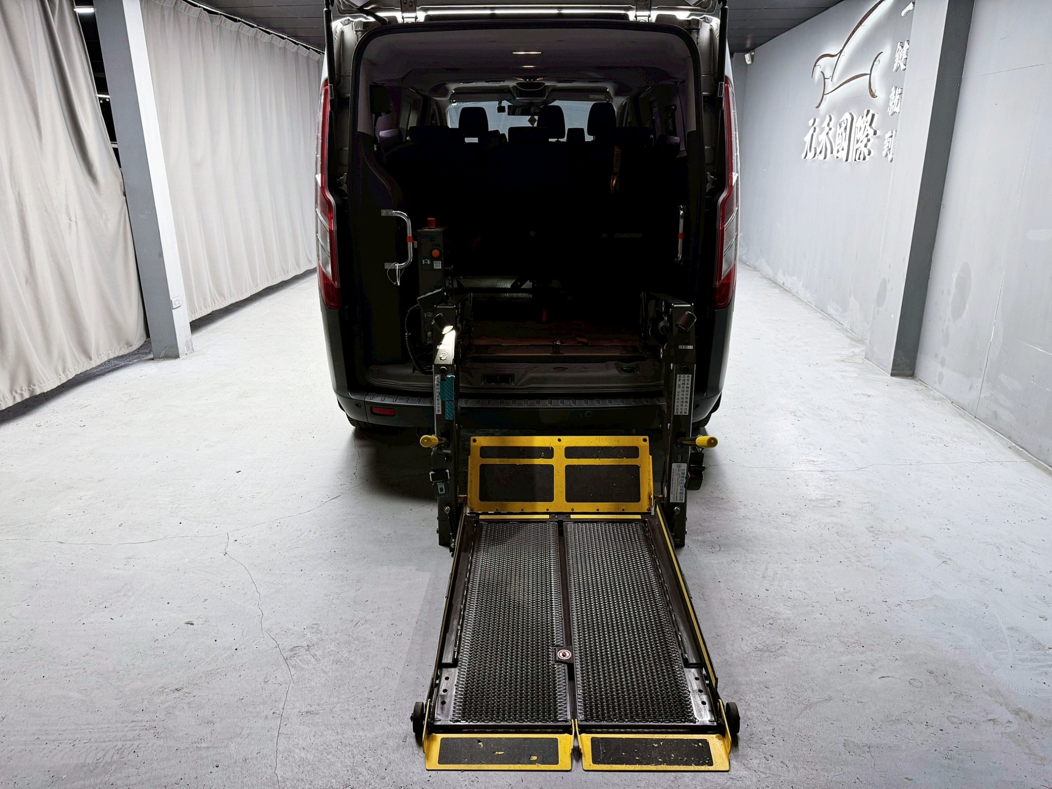 全台到府賞車 2017 Ford Tourneo Custom 九人座尊爵型 (福祉車)『小李經理』元禾國際車業/中古車/促銷中  第15張相片