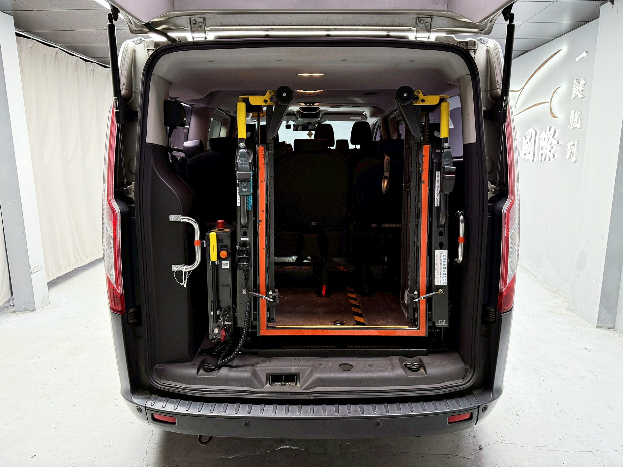 全台到府賞車 2017 Ford Tourneo Custom 九人座尊爵型 (福祉車)『小李經理』元禾國際車業/中古車/促銷中  第16張相片