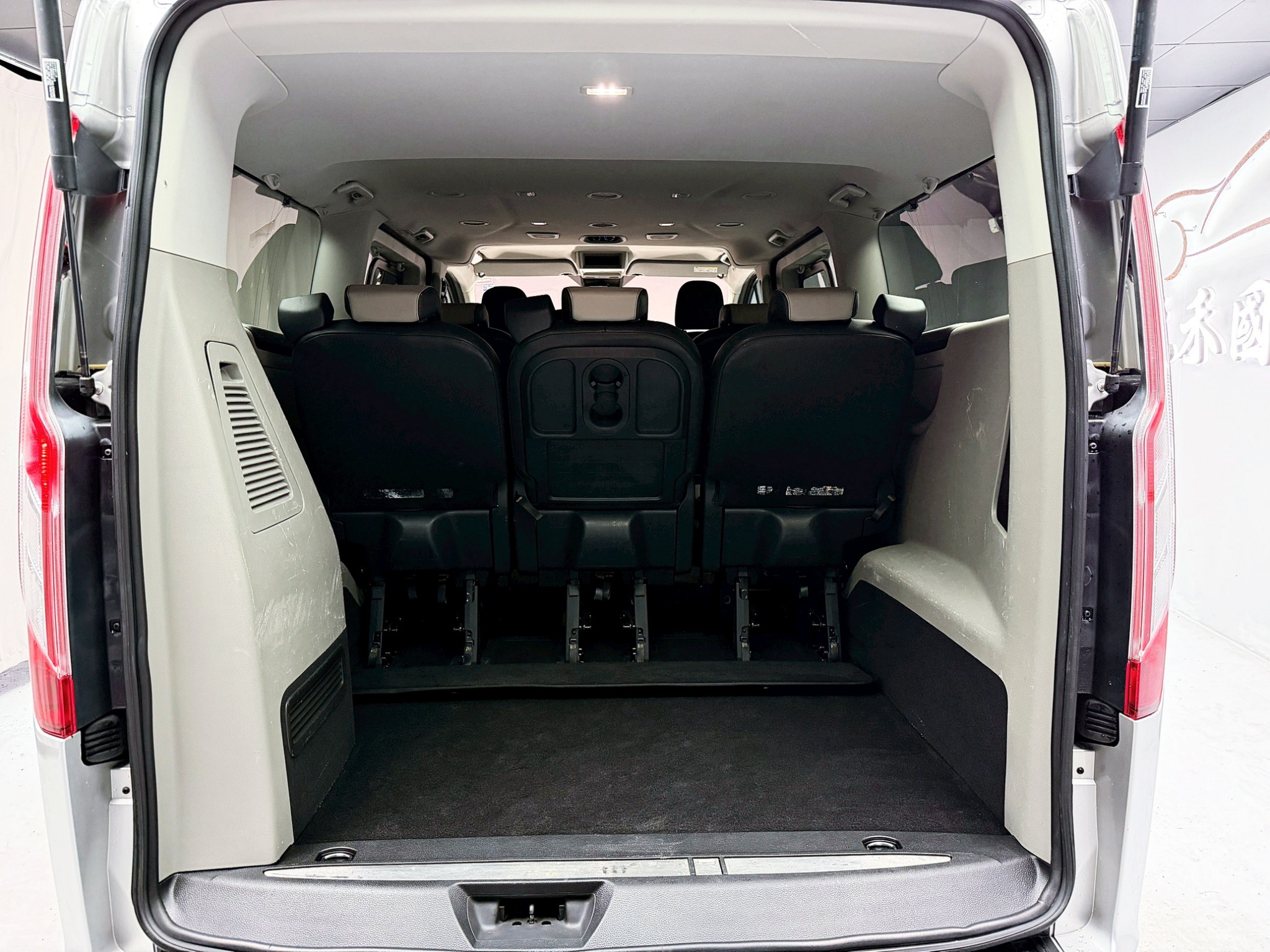 全台到府賞車 2018/19 Ford Tourneo Custom 八人座長軸豪華型『小李經理』元禾國際車業/中古車/促銷中  第17張相片