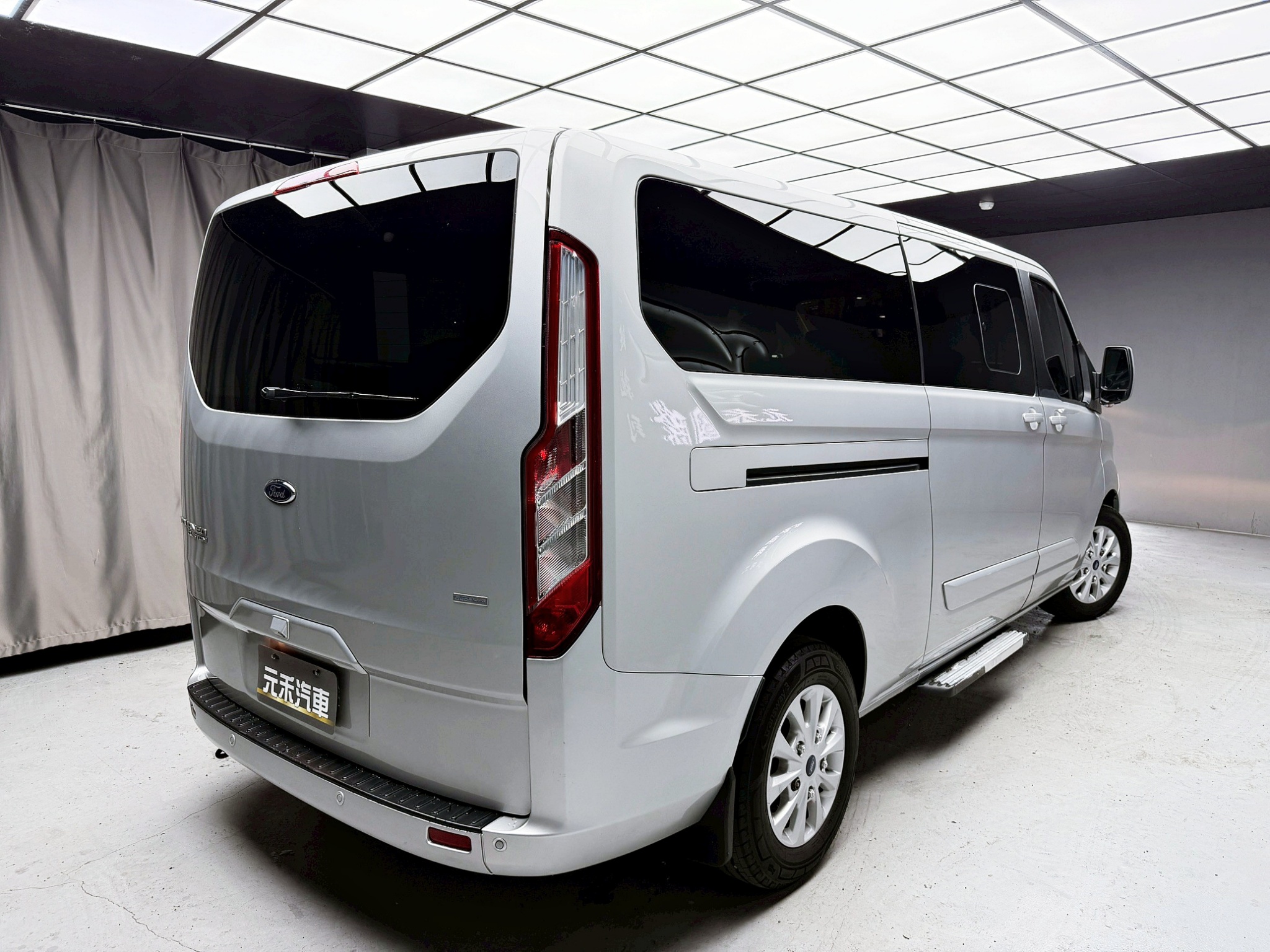 全台到府賞車 2018/19 Ford Tourneo Custom 八人座長軸豪華型『小李經理』元禾國際車業/中古車/促銷中  第18張相片