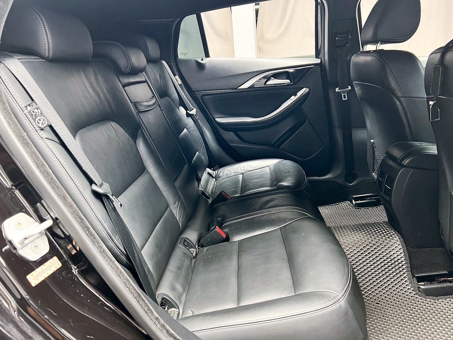 全台到府賞車 2016/17 Infiniti Q30 風尚版『小李經理』元禾國際車業/中古車/促銷中  第12張相片