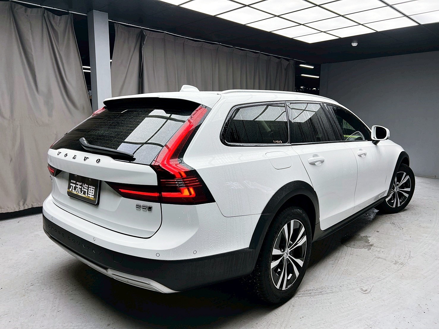 全台到府賞車 2021 Volvo V90 Cross Country B5 Momentum『小李經理』元禾國際車業/中古車/促銷中  第18張相片