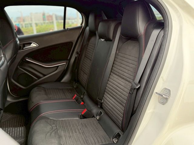 M-BENZ賓士 GLA180  第12張相片