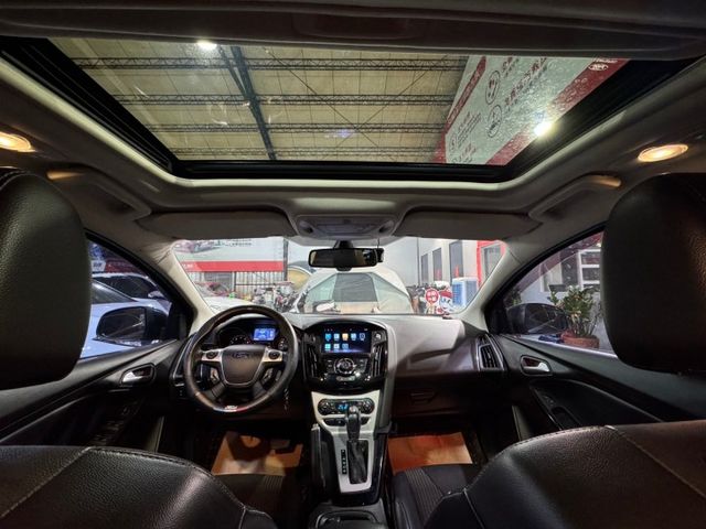 FOCUS 2.0S 5門/實跑6萬多公里/天窗/恆溫定速/衛星導航/倒車影像/全車原版件  第15張相片