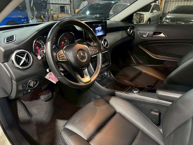 GLA200D/小改款LED頭燈/里程實跑4萬多公里/原版件/雙前座電動椅/電尾門/倒車影像/可全額貸  第4張相片