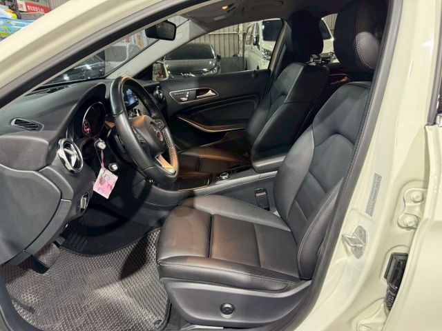 GLA200D/小改款LED頭燈/里程實跑4萬多公里/原版件/雙前座電動椅/電尾門/倒車影像/可全額貸  第5張相片