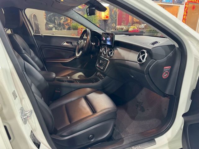 GLA200D/小改款LED頭燈/里程實跑4萬多公里/原版件/雙前座電動椅/電尾門/倒車影像/可全額貸  第7張相片