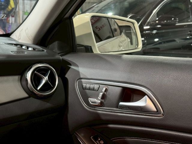 GLA200D/小改款LED頭燈/里程實跑4萬多公里/原版件/雙前座電動椅/電尾門/倒車影像/可全額貸  第8張相片