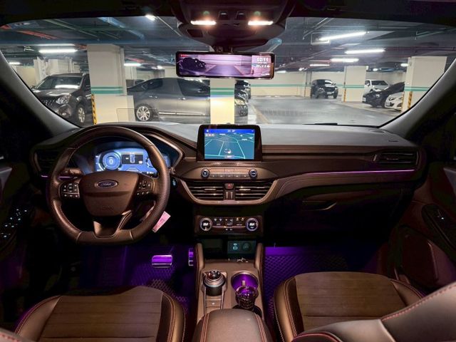 KUGA 250 ST-Line X 實跑2萬/百萬星空頂/電子可調式閥門/四輪驅動/250匹大馬力/全車氣氛燈可全貸  第5張相片