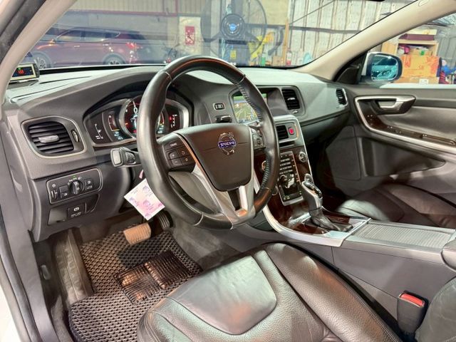 柴油新勢力/小改款數位儀表/恆溫定速/導航/倒車影像/盲點偵測/雙前座電動椅/可全貸  第6張相片