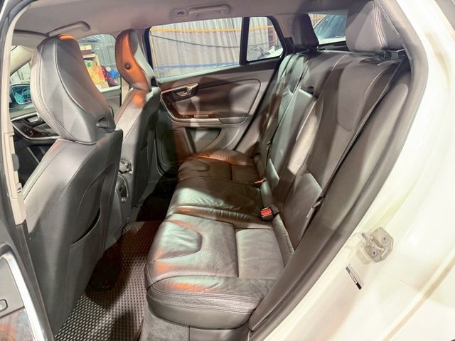 柴油新勢力/小改款數位儀表/恆溫定速/導航/倒車影像/盲點偵測/雙前座電動椅/可全貸  第14張相片