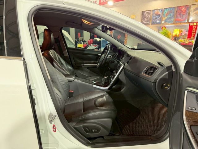 柴油新勢力/小改款數位儀表/恆溫定速/導航/倒車影像/盲點偵測/雙前座電動椅/可全貸  第15張相片