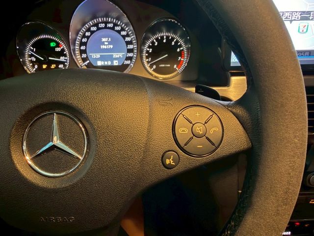 正一手車庫車/全車原版件/小改款車頭式樣/全景天窗/全新12.3吋安桌機/換四條全新輪胎/小改款尾燈  第9張相片