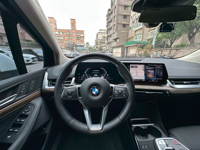 Luxury高階版/懸浮式曲面螢幕 /自動停車輔助系統/智能遠端遙控/BMW手機數位鑰匙2.0/360環景影像/可全額貸  第11張相片