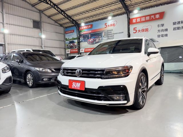 R-Line 專屬空力套件/Apple CarPlay/三區恆溫空調/全景式電動玻璃天窗/HUD 抬頭顯示器  第2張相片