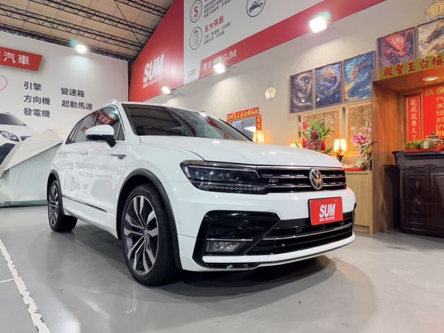 R-Line 專屬空力套件/Apple CarPlay/三區恆溫空調/全景式電動玻璃天窗/HUD 抬頭顯示器  第3張相片