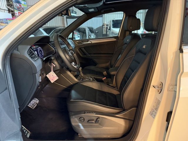 R-Line 專屬空力套件/Apple CarPlay/三區恆溫空調/全景式電動玻璃天窗/HUD 抬頭顯示器  第5張相片