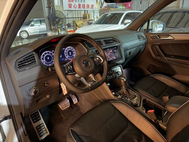 R-Line 專屬空力套件/Apple CarPlay/三區恆溫空調/全景式電動玻璃天窗/HUD 抬頭顯示器  第6張相片