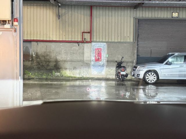 R-Line 專屬空力套件/Apple CarPlay/三區恆溫空調/全景式電動玻璃天窗/HUD 抬頭顯示器  第7張相片