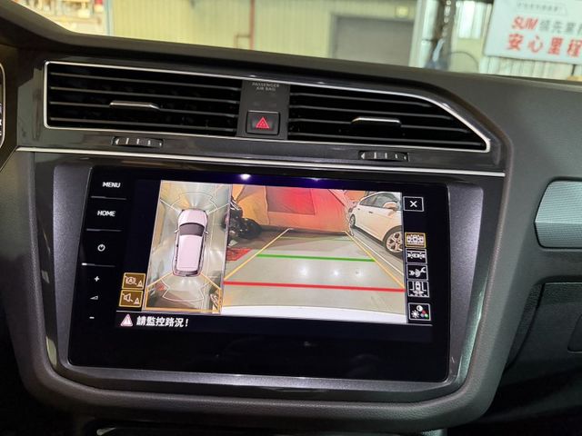 R-Line 專屬空力套件/Apple CarPlay/三區恆溫空調/全景式電動玻璃天窗/HUD 抬頭顯示器  第9張相片