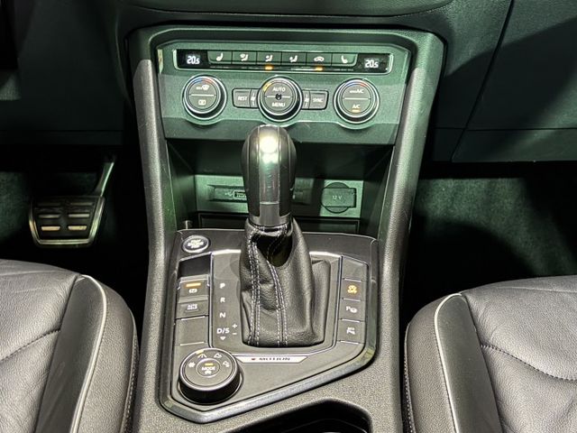 R-Line 專屬空力套件/Apple CarPlay/三區恆溫空調/全景式電動玻璃天窗/HUD 抬頭顯示器  第10張相片