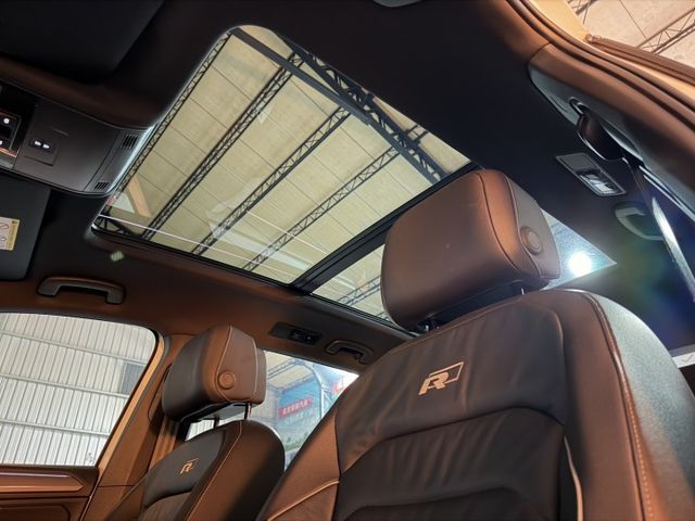 R-Line 專屬空力套件/Apple CarPlay/三區恆溫空調/全景式電動玻璃天窗/HUD 抬頭顯示器  第11張相片