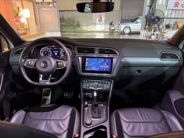 R-Line 專屬空力套件/Apple CarPlay/三區恆溫空調/全景式電動玻璃天窗/HUD 抬頭顯示器  第12張相片