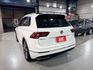 R-Line 專屬空力套件/Apple CarPlay/三區恆溫空調/全景式電動玻璃天窗/HUD 抬頭顯示器  第15張縮圖