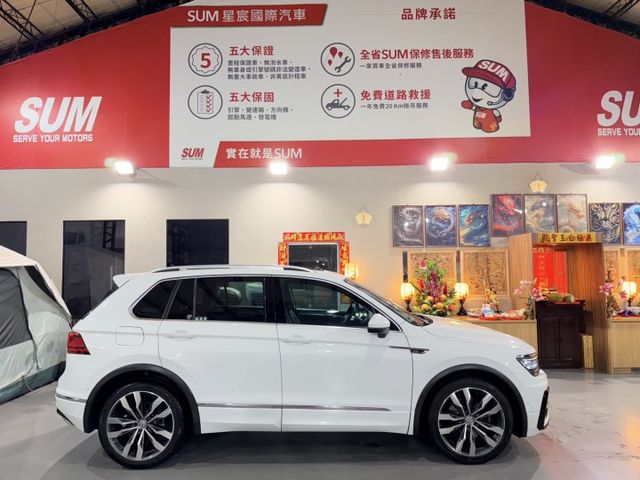 R-Line 專屬空力套件/Apple CarPlay/三區恆溫空調/全景式電動玻璃天窗/HUD 抬頭顯示器  第17張相片