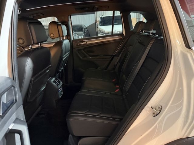 R-Line 專屬空力套件/Apple CarPlay/三區恆溫空調/全景式電動玻璃天窗/HUD 抬頭顯示器  第18張相片