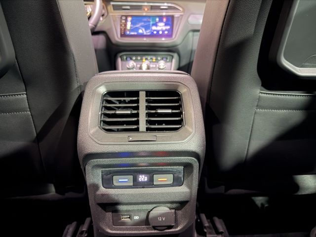 R-Line 專屬空力套件/Apple CarPlay/三區恆溫空調/全景式電動玻璃天窗/HUD 抬頭顯示器  第19張相片