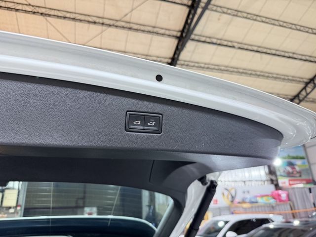 R-Line 專屬空力套件/Apple CarPlay/三區恆溫空調/全景式電動玻璃天窗/HUD 抬頭顯示器  第20張相片
