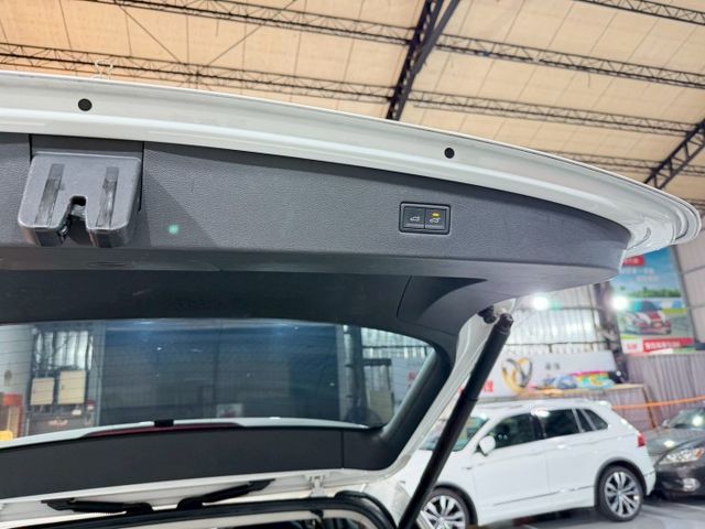 7人座/摸門解鎖/I-key/恆溫/定速/電動尾門/ACC跟車/換檔撥片/8 吋觸控螢幕/Apple CarPlay  第20張相片