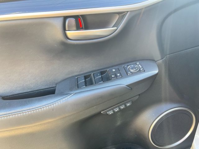 Lexus NX  第7張相片