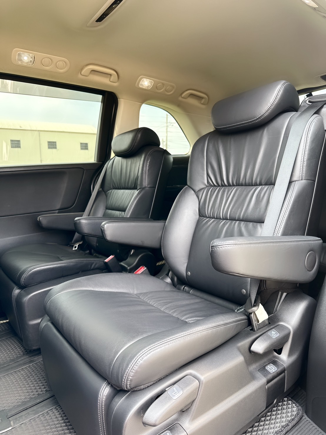 2016年 HONDA ODYSSEY Elite版  【日本原裝七人座】頂級座駕體驗~正7人座~CP值最高休旅車~家庭用車or迎賓禮車~第一首選!  第15張相片