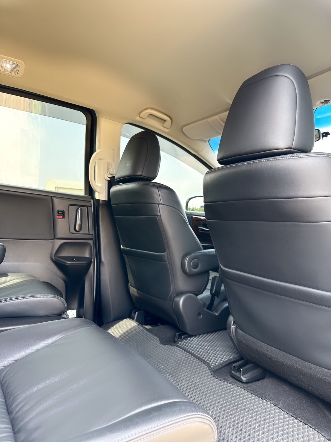 2016年 HONDA ODYSSEY Elite版  【日本原裝七人座】頂級座駕體驗~正7人座~CP值最高休旅車~家庭用車or迎賓禮車~第一首選!  第18張相片