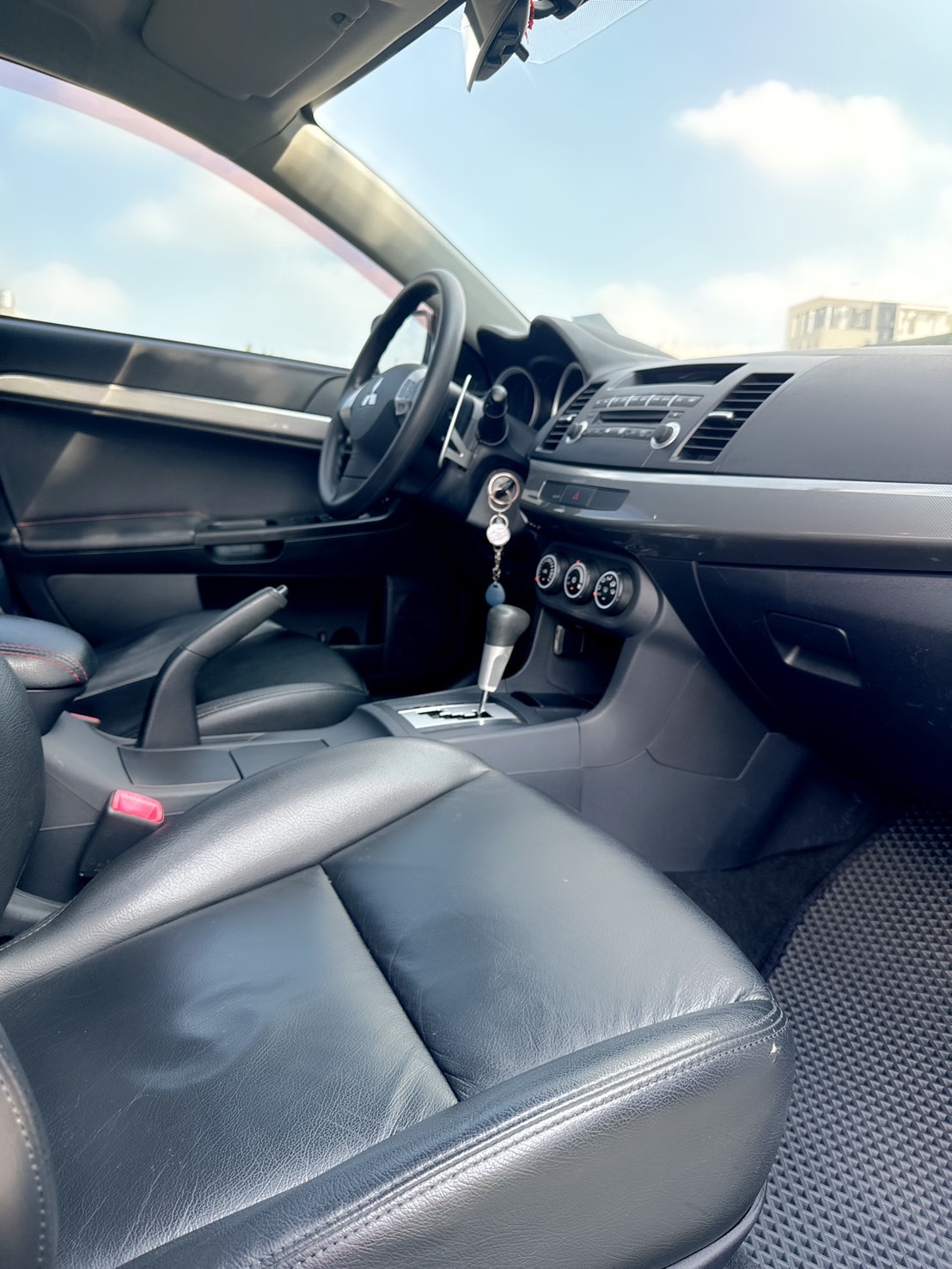 2011年 三菱 LANCER FORTIS iO版  低里程~年均里程7700公里~空間寬敞~乘坐舒適~動力充足~原廠空力型~操控穩定~熱門車款~市區通勤還是熱血操駕~優質代步首選~  第14張相片