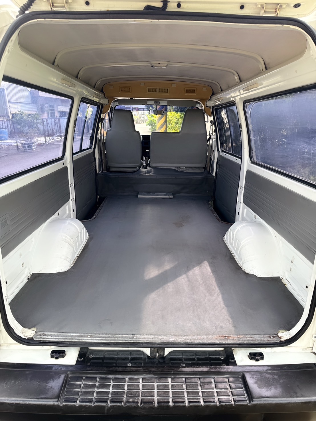 2009年 福特 載卡多 廂型車  三人座車型~室內超大空間~載貨or輕便車宿~多功能靈活運用~市場or夜市攤販~最佳生財工具首選~  第15張相片