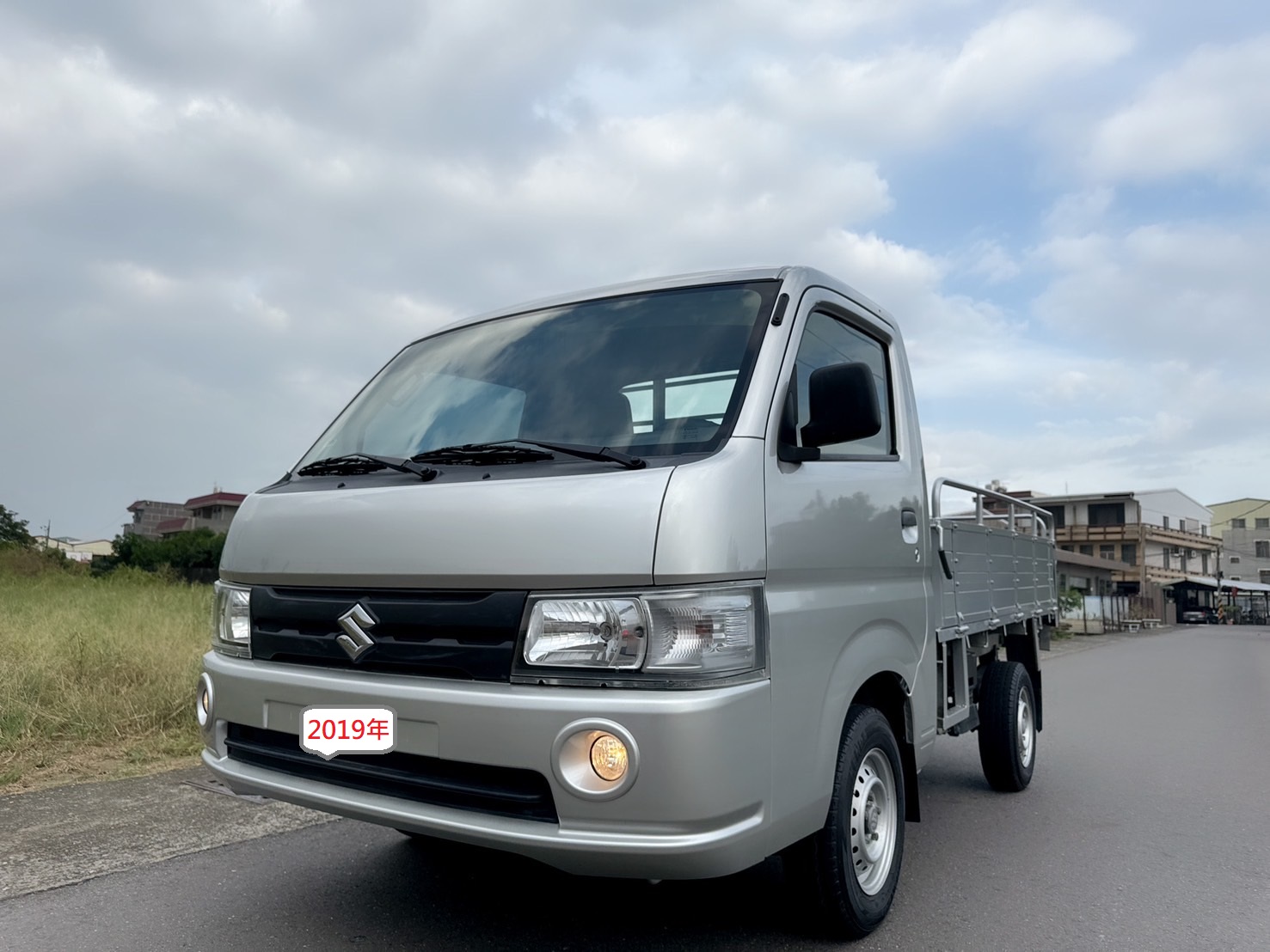 2019年 SUZUKI CARRY 1.5L 貨車  搭載木床貨斗~耐載~耐用~耐操~  大馬力~載貨空間大~妥善率高~同級貨車最小迴轉半徑~靈活配送~初創老闆or商務運輸首選發財車~  第1張相片