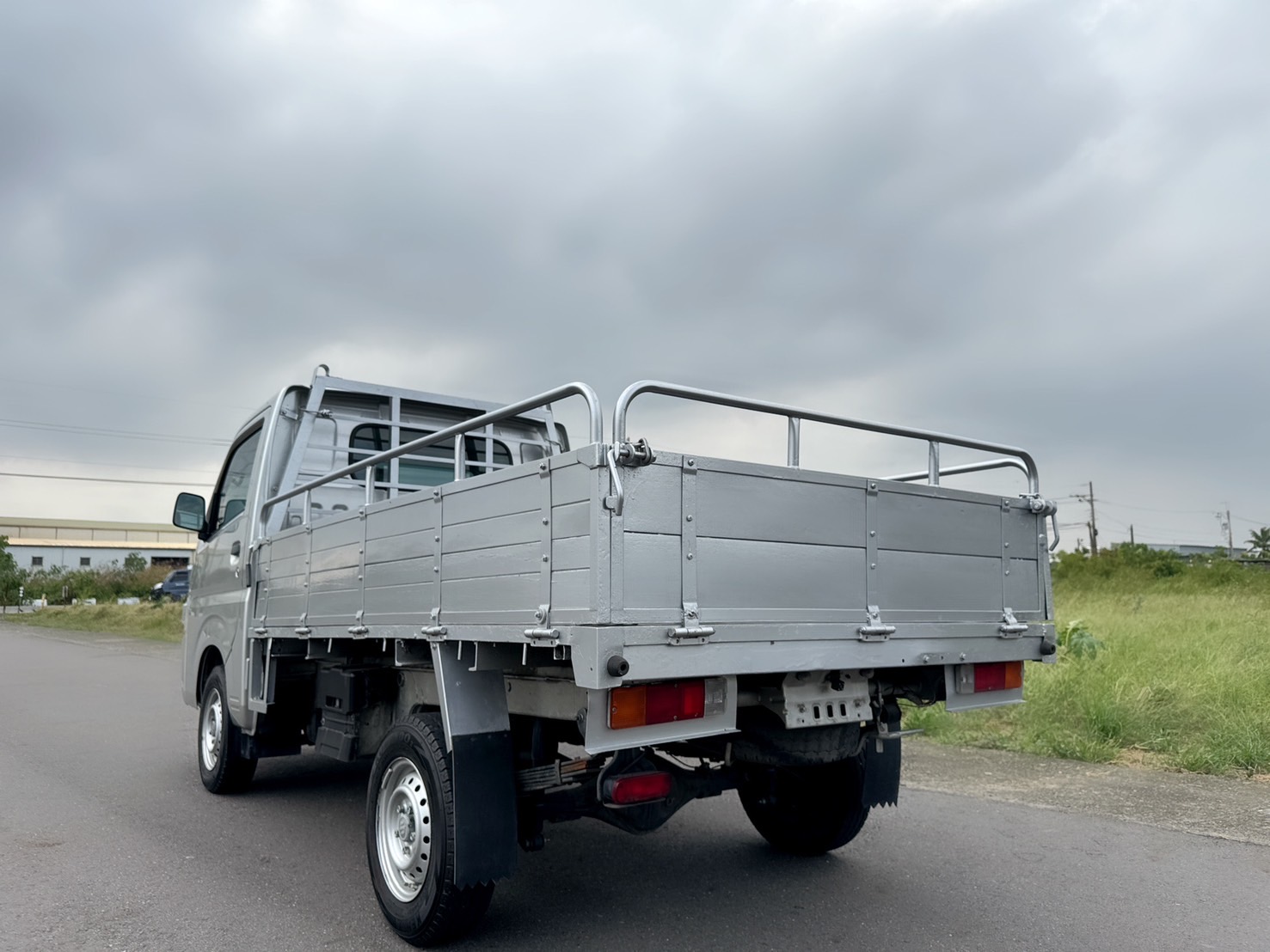 2019年 SUZUKI CARRY 1.5L 貨車  搭載木床貨斗~耐載~耐用~耐操~  大馬力~載貨空間大~妥善率高~同級貨車最小迴轉半徑~靈活配送~初創老闆or商務運輸首選發財車~  第3張相片