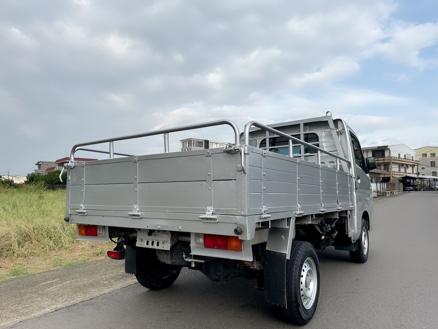 2019年 SUZUKI CARRY 1.5L 貨車  搭載木床貨斗~耐載~耐用~耐操~  大馬力~載貨空間大~妥善率高~同級貨車最小迴轉半徑~靈活配送~初創老闆or商務運輸首選發財車~  第4張相片