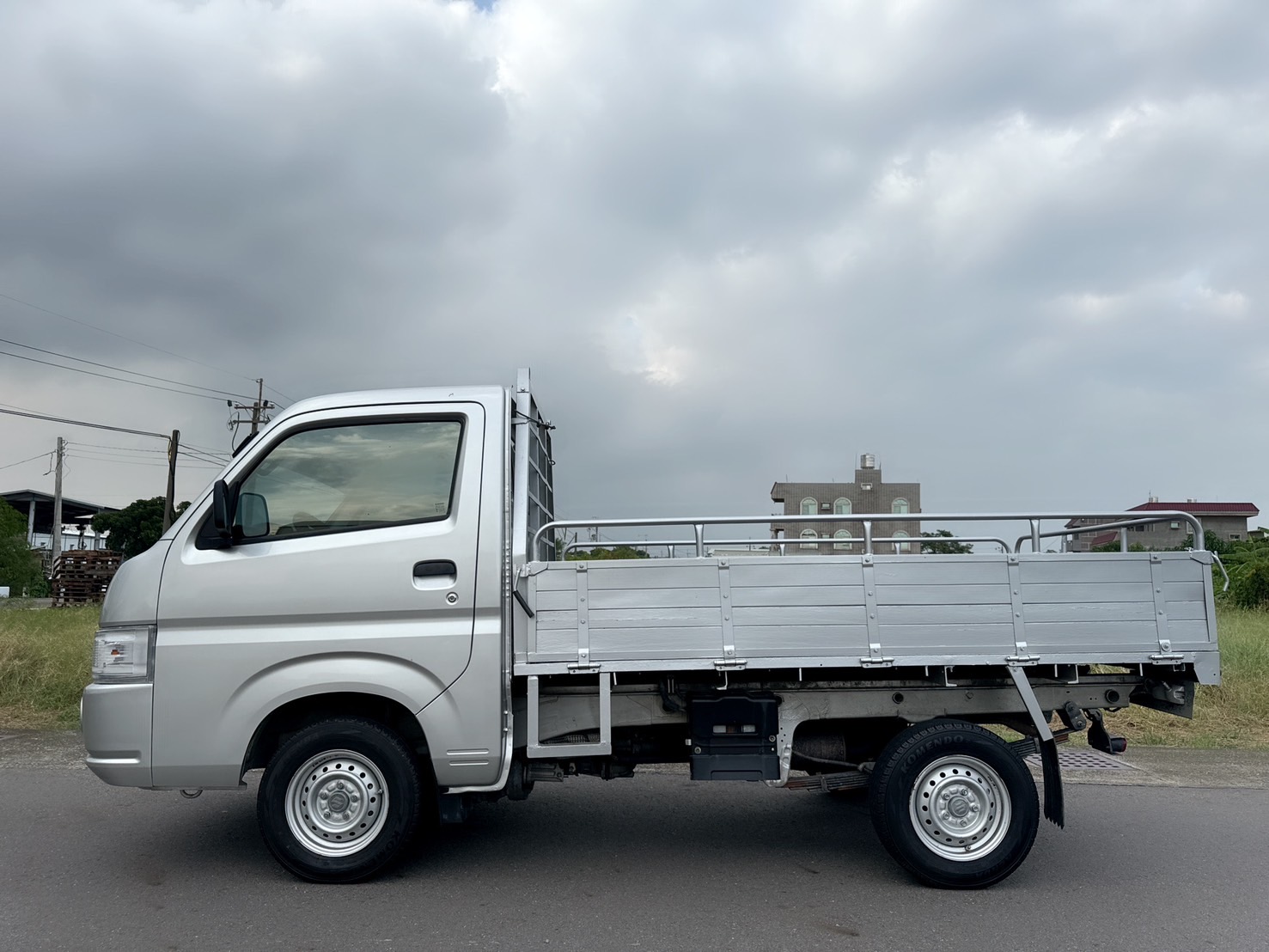 2019年 SUZUKI CARRY 1.5L 貨車  搭載木床貨斗~耐載~耐用~耐操~  大馬力~載貨空間大~妥善率高~同級貨車最小迴轉半徑~靈活配送~初創老闆or商務運輸首選發財車~  第5張相片