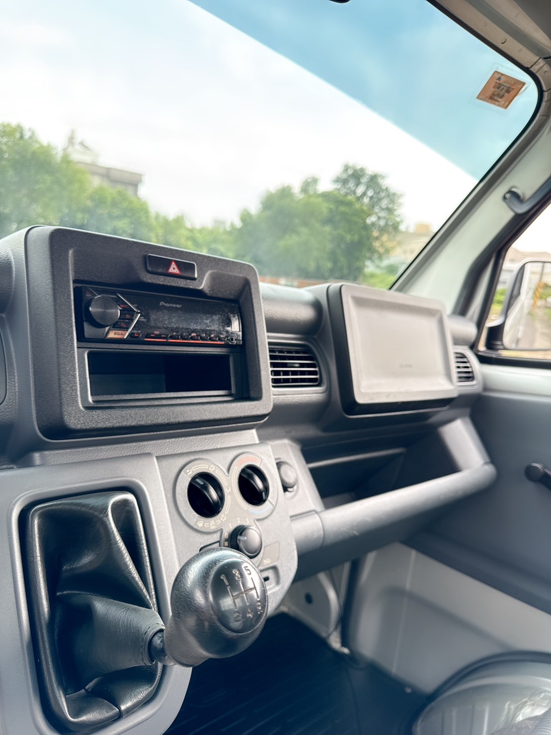 2019年 SUZUKI CARRY 1.5L 貨車  搭載木床貨斗~耐載~耐用~耐操~  大馬力~載貨空間大~妥善率高~同級貨車最小迴轉半徑~靈活配送~初創老闆or商務運輸首選發財車~  第9張相片